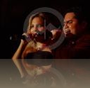 Durante el concierto de Arjona en 2004, Henry invitó al escenario a Claudia Alas.