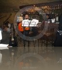 Los Viernes Gilber Cáceres ofrece música agradable en el Bar La Cueva ubicado en Multilaplaza