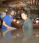Gilber Cáceres compartiendo junto a un importante cliente del bar La Cueva.Y al fondo nuestro Bar-man estrella.